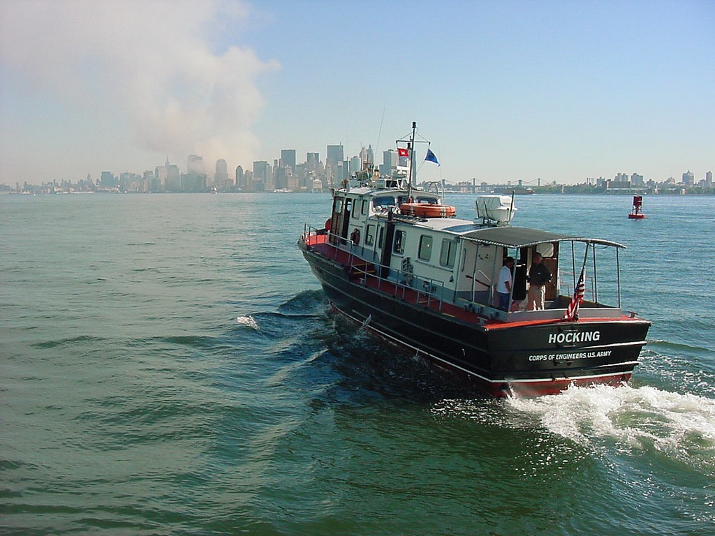 Patruljebåden Hocking sejler mod det sydlige Manhattan med røg over byen den 11. september 2001.